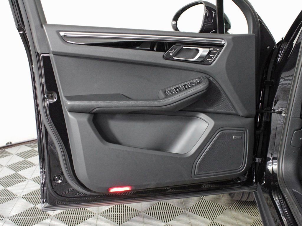 Certified 2025 Porsche Macan image 14