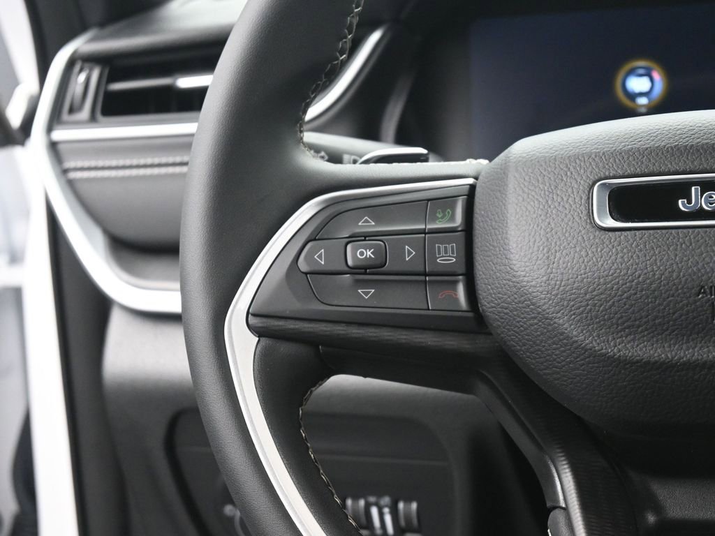 Used 2024 Jeep Grand Cherokee Laredo image 30