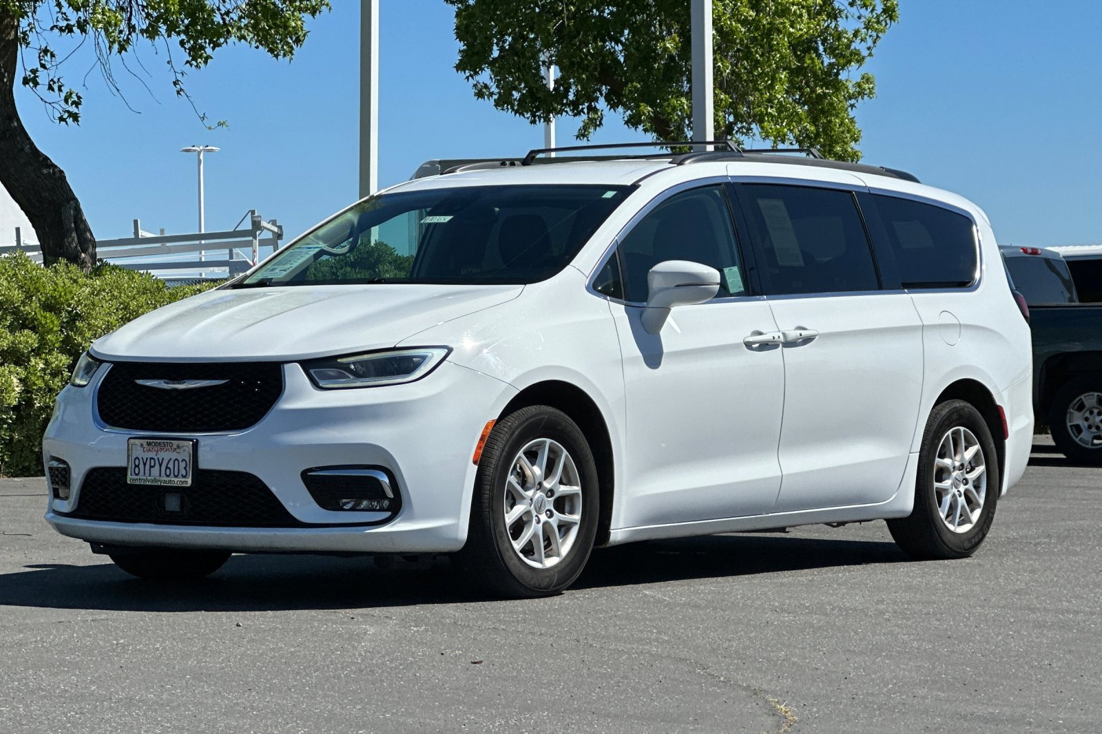 Used 2022 Chrysler Pacifica Touring-L image 8