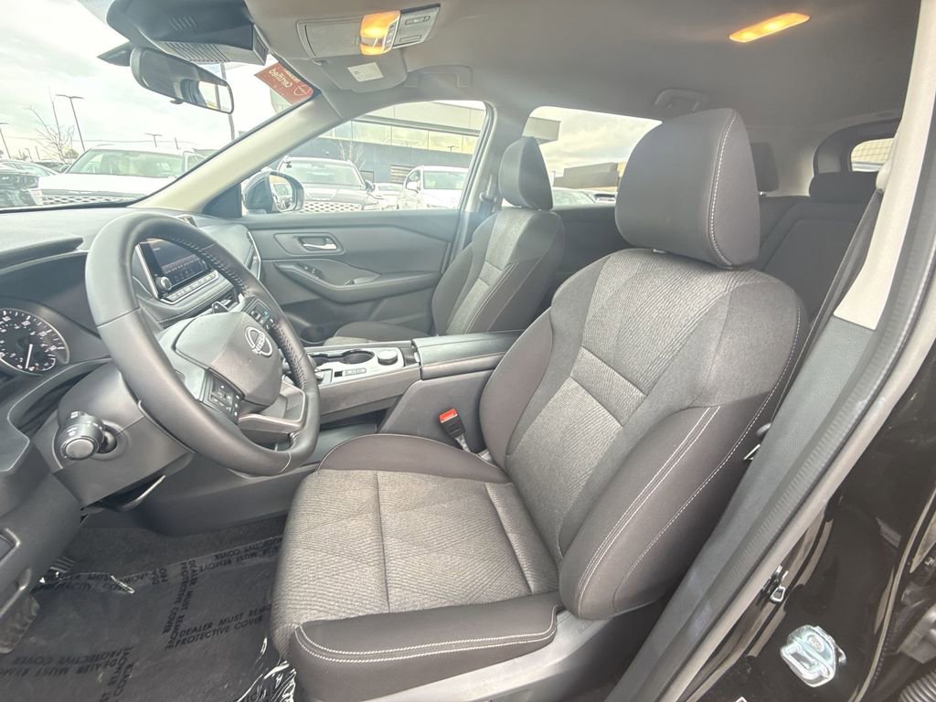 Used 2025 Nissan Rogue SV image 11