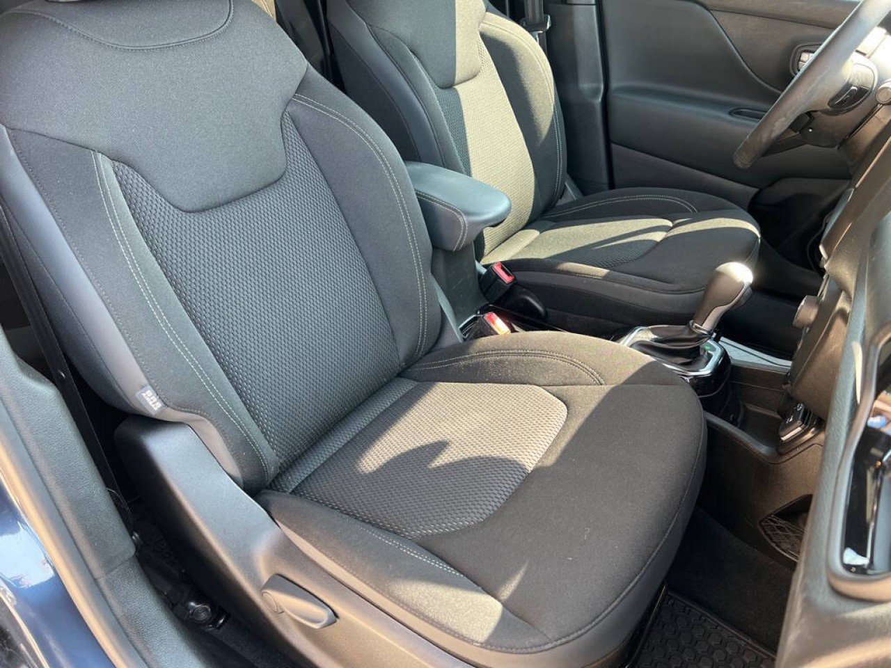 Used 2022 Jeep Renegade Altitude image 18