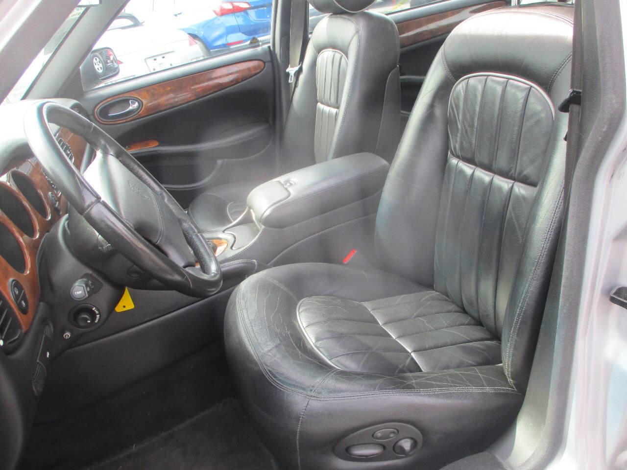 Used 2001 Jaguar XJ8 image 6