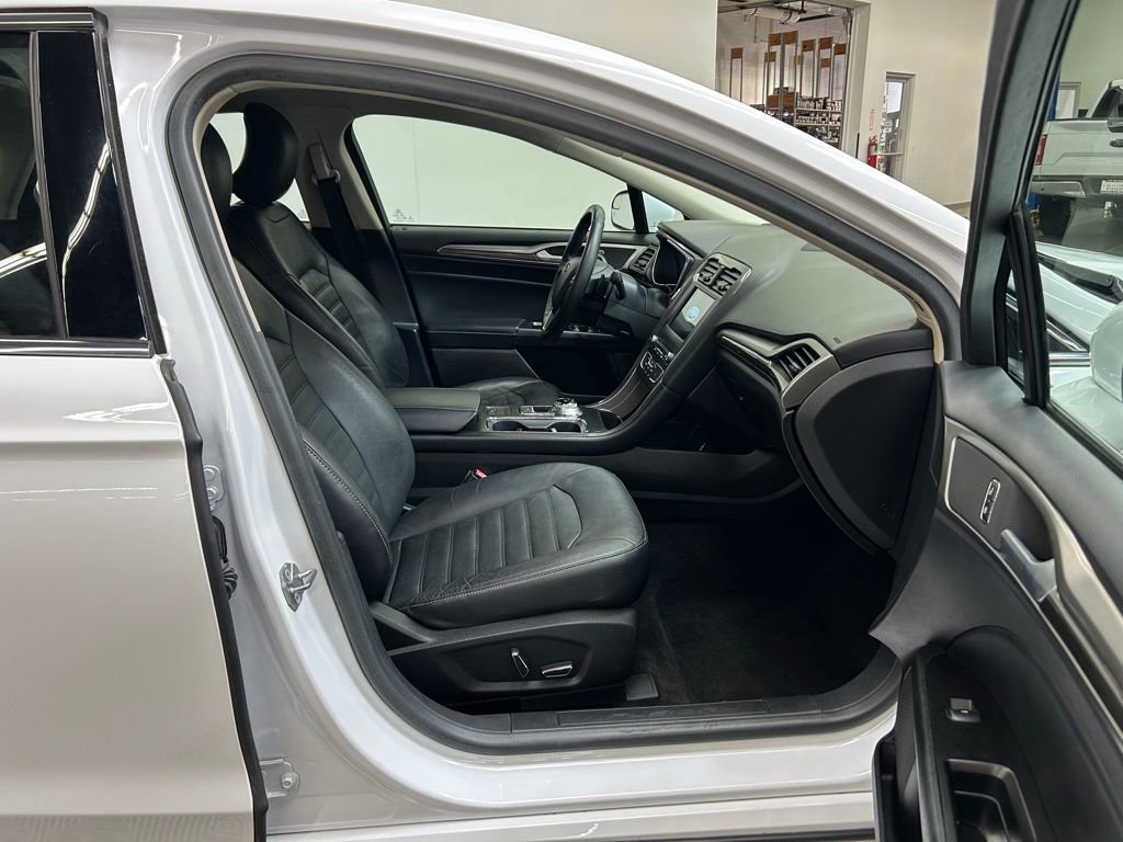 Used 2018 Ford Fusion SE w/ Fusion SE Technology Package image 16