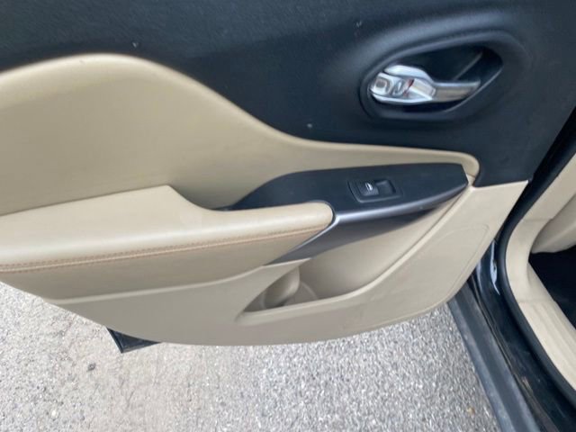 Used 2019 Jeep Cherokee Latitude image 12