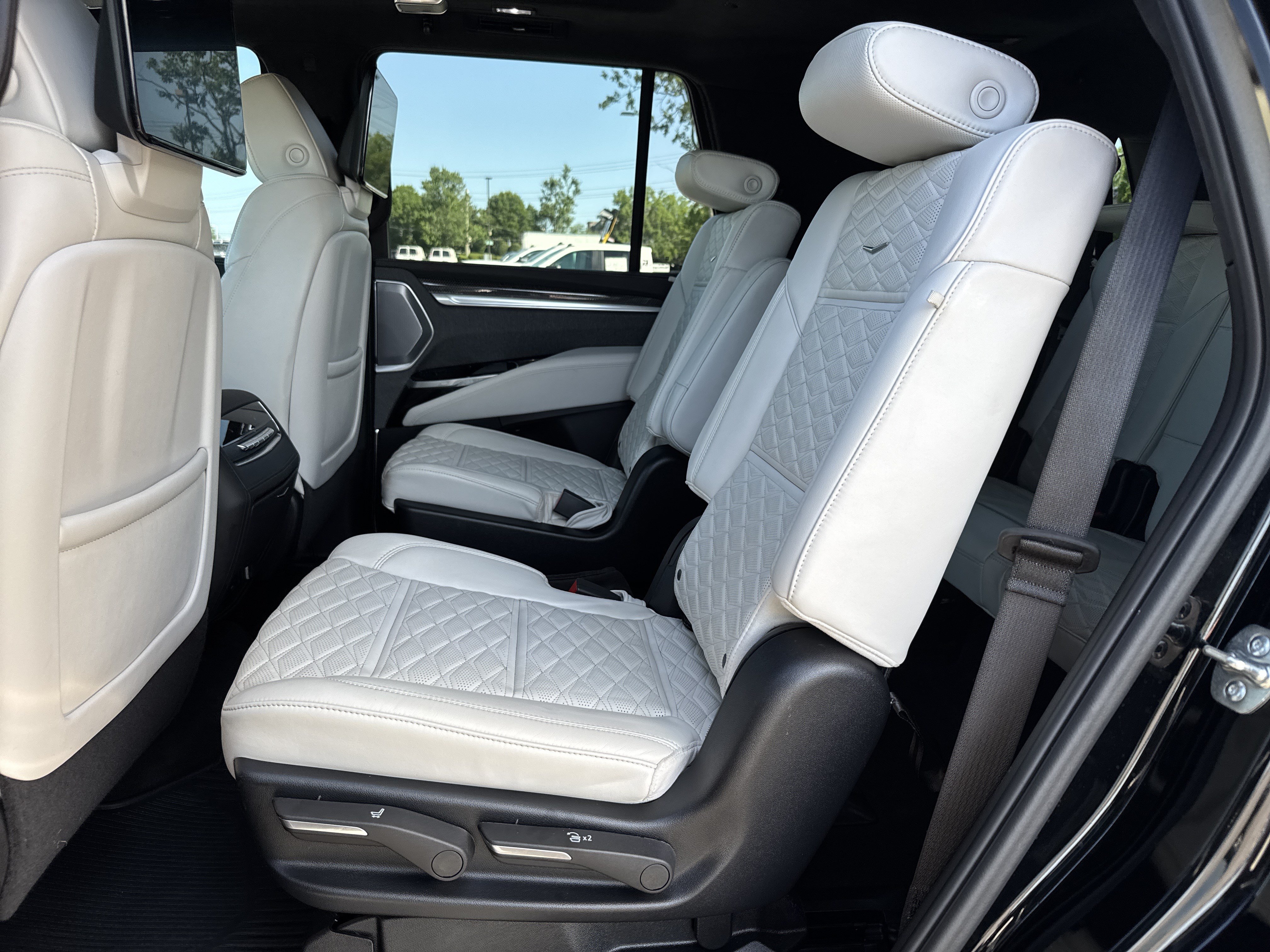 Used 2025 Cadillac Escalade V AWD/4WD image 33