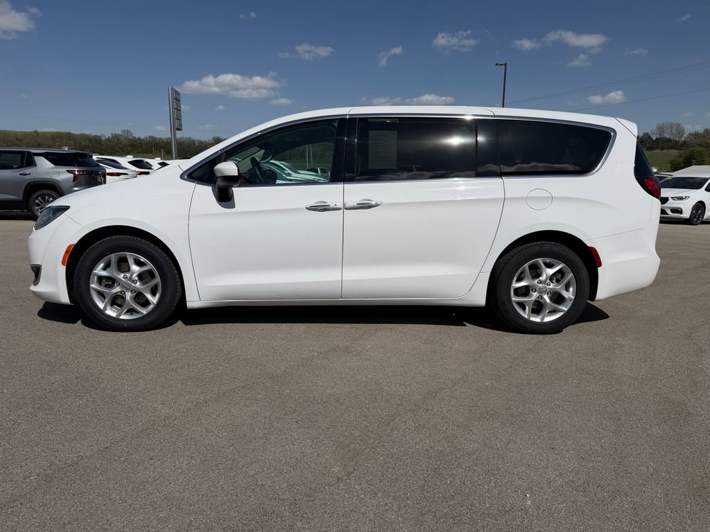 Used 2017 Chrysler Pacifica Touring Plus w/ Tire & Wheel Group FWD image 8