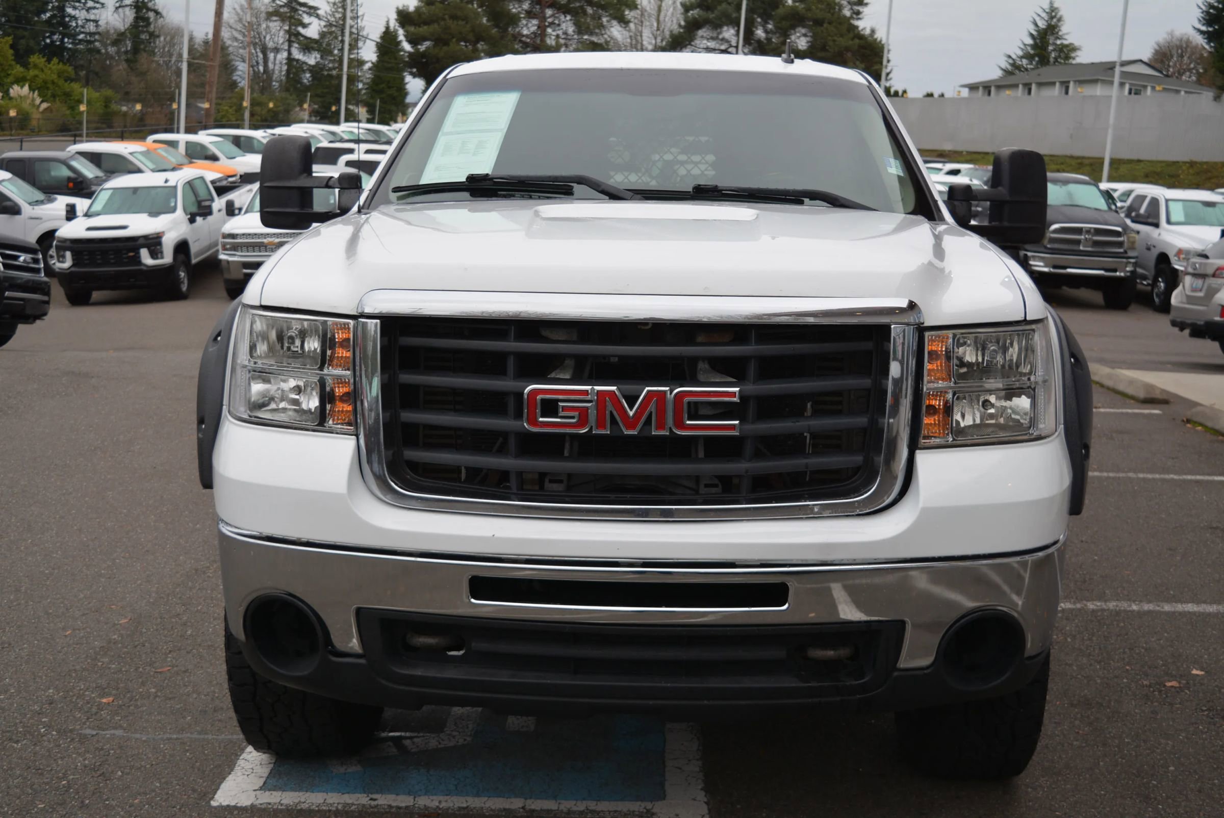 Used 2010 GMC Sierra 3500 SLE image 2