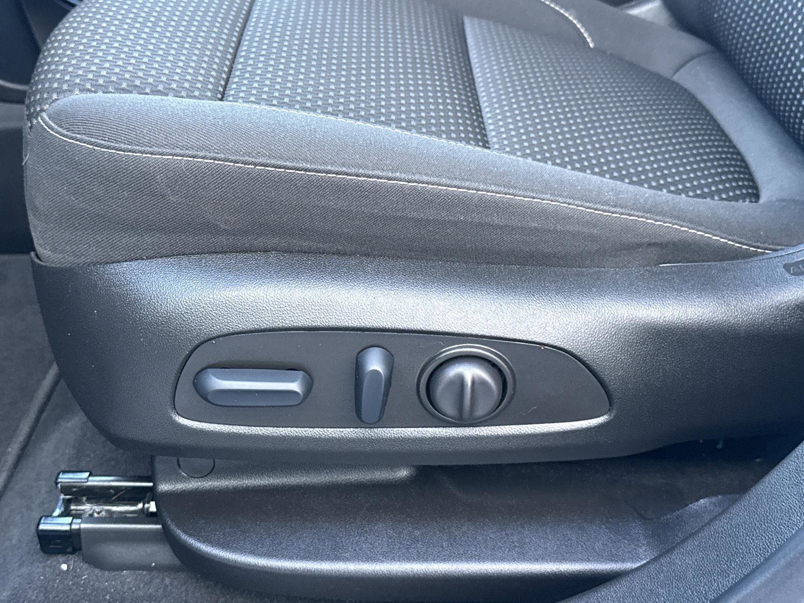 Used 2023 GMC Acadia SLE w/ Driver Convenience Package image 15