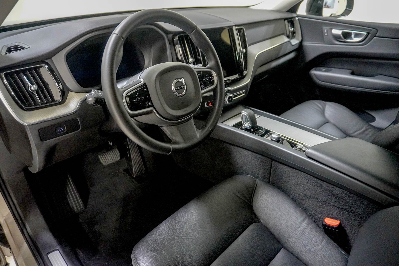 Used 2025 Volvo XC60 B5 Plus image 20