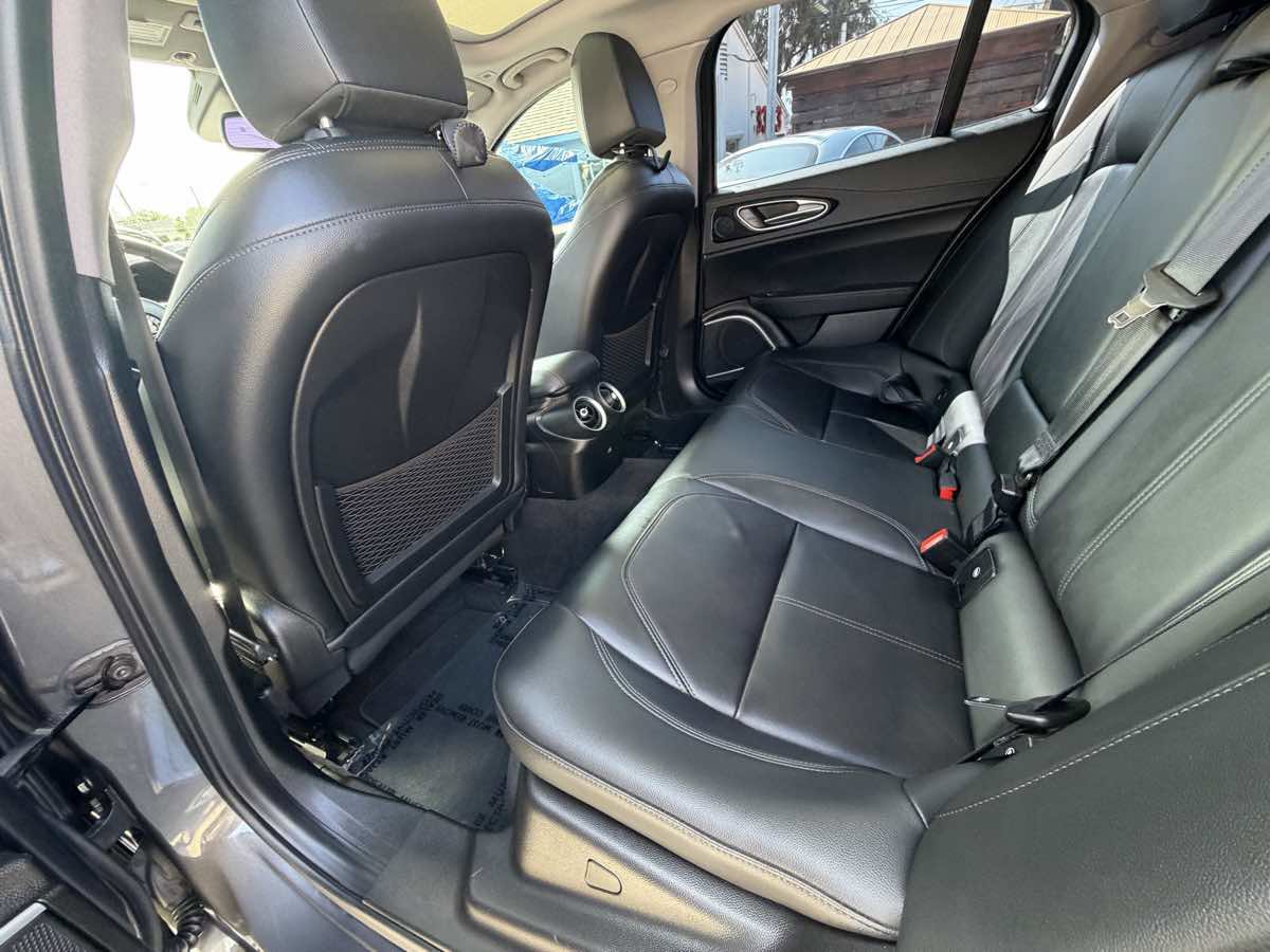 Used 2019 Alfa Romeo Giulia w/ Nero Edizione image 13