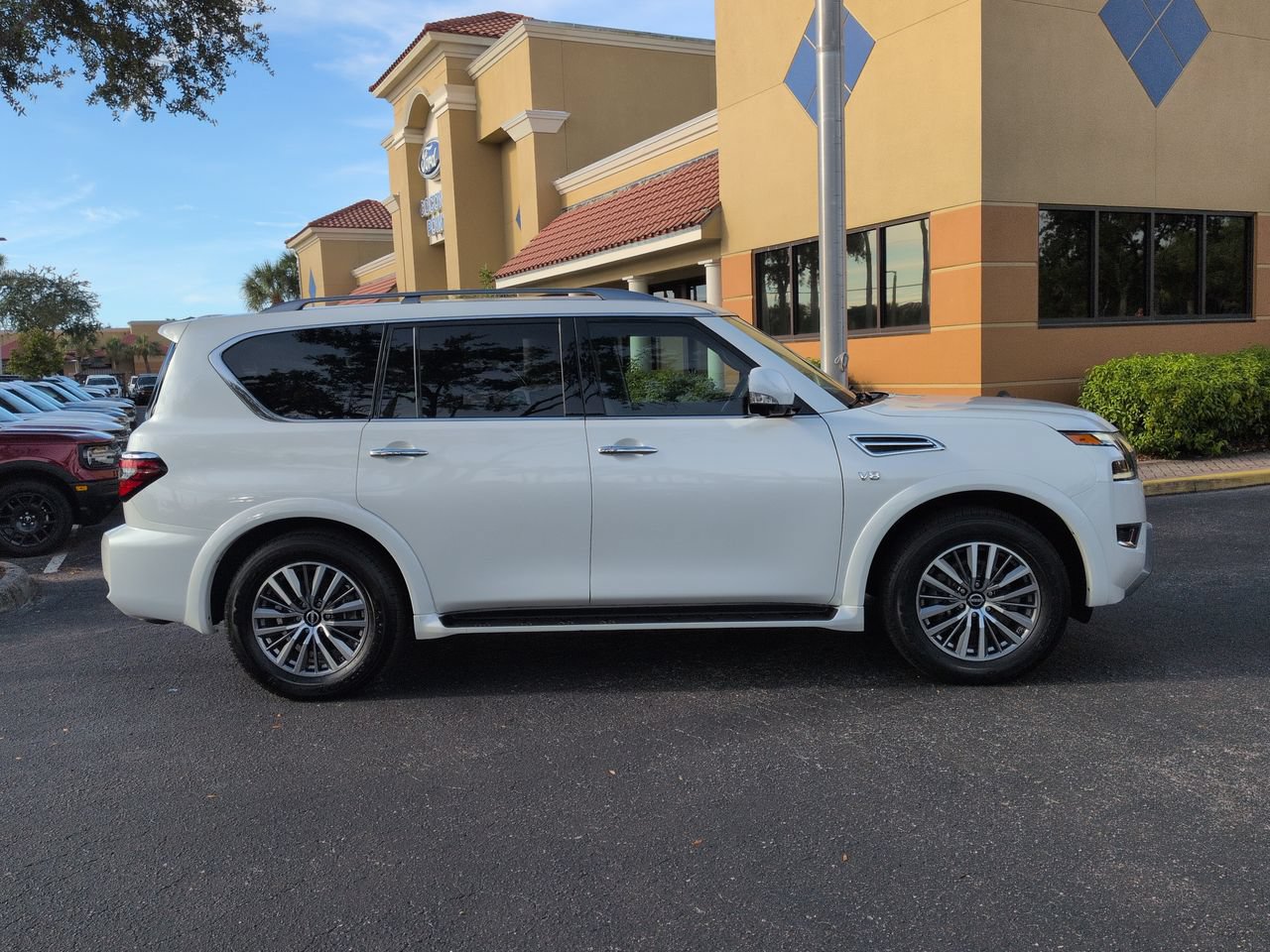 Used 2021 Nissan Armada SL w/ Captain's Chairs Package RWD image 3