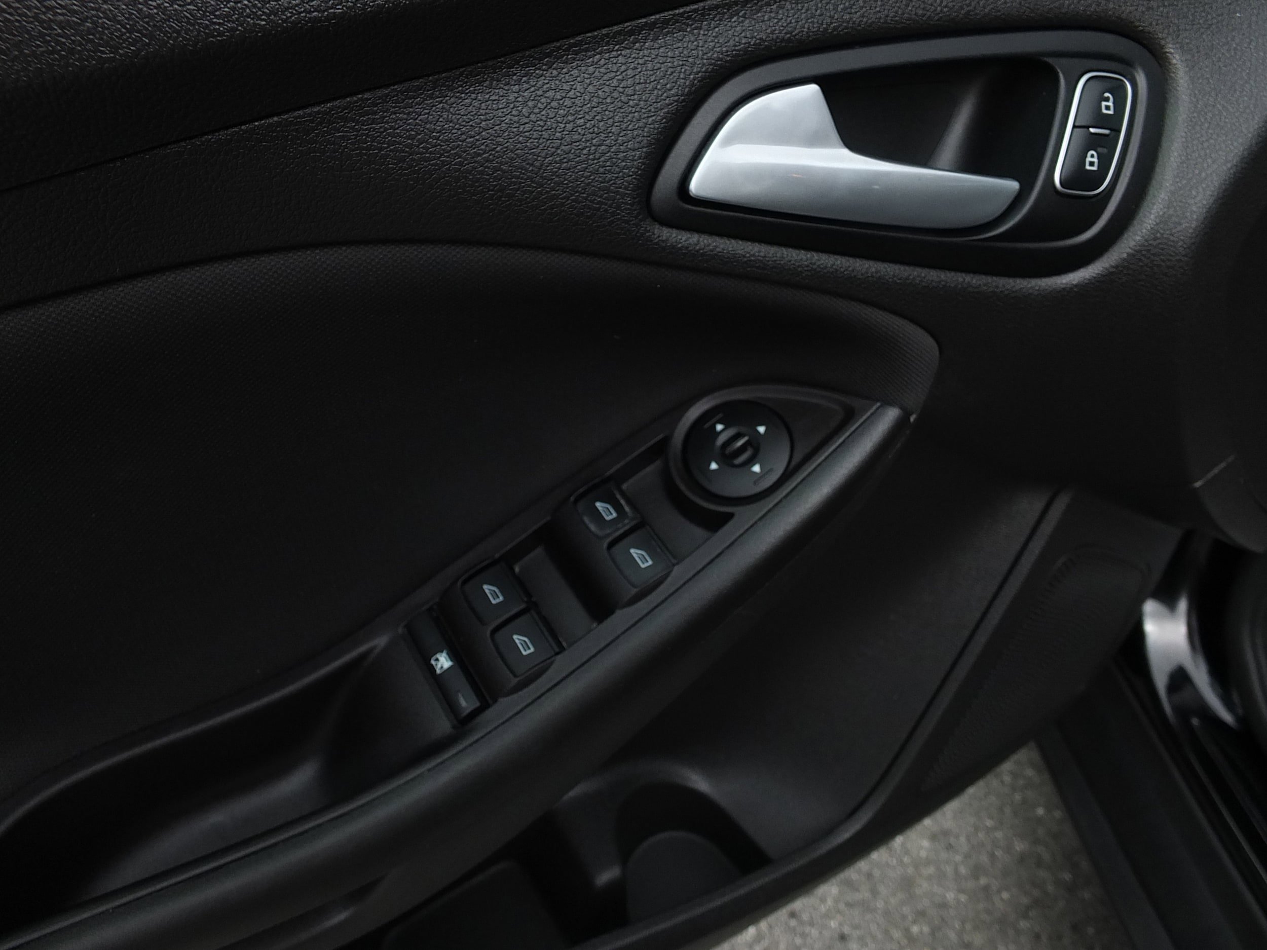 Used 2018 Ford Focus SE FWD image 16