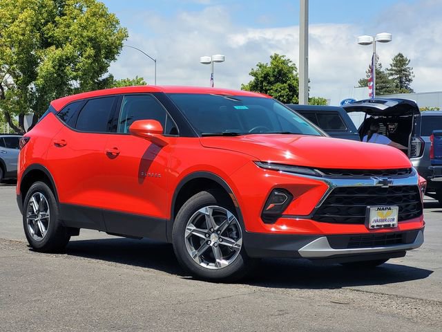 Used 2025 Chevrolet Blazer LT AWD/4WD image 2