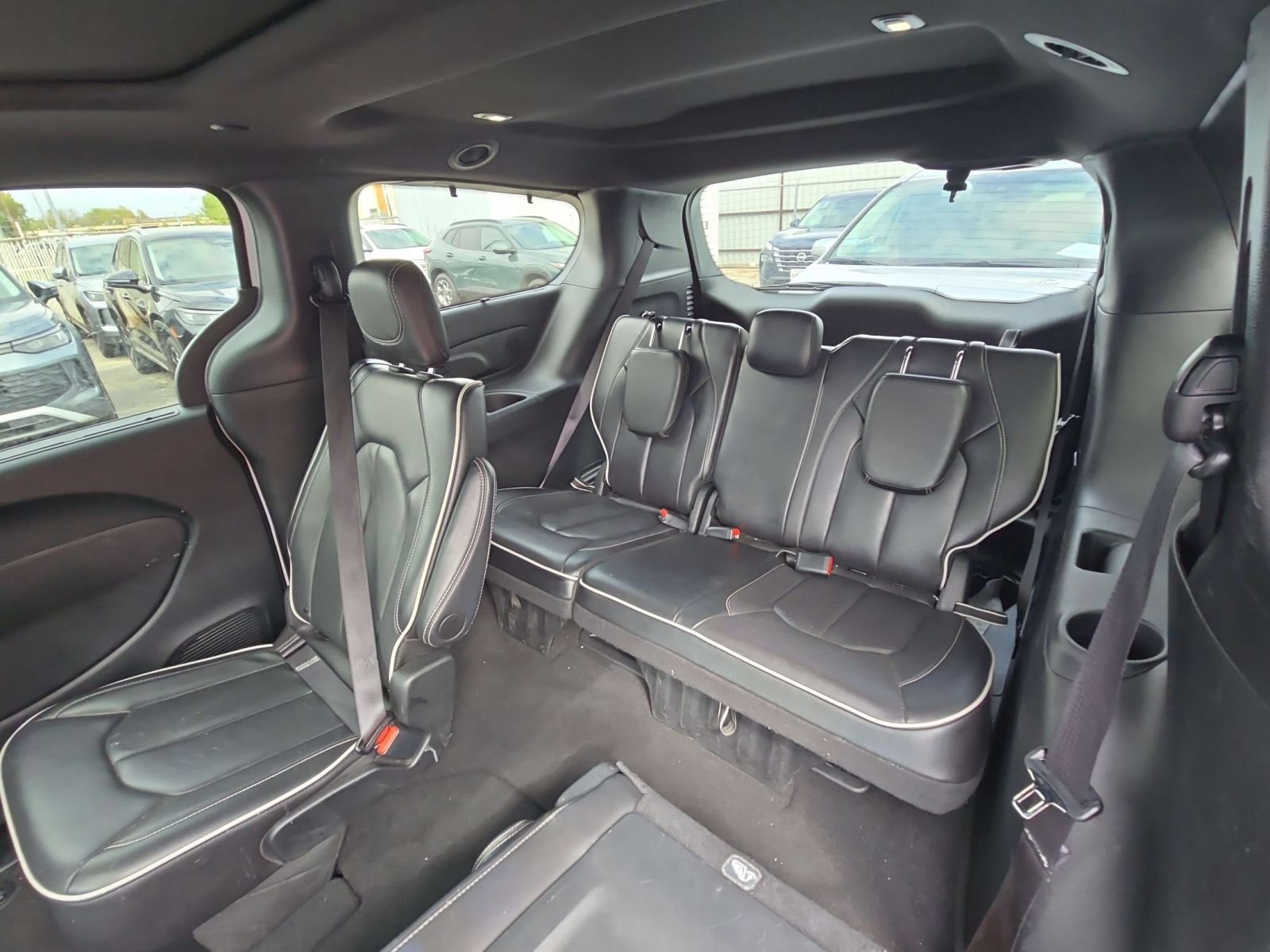 Used 2025 Chrysler Pacifica Limited FWD image 12