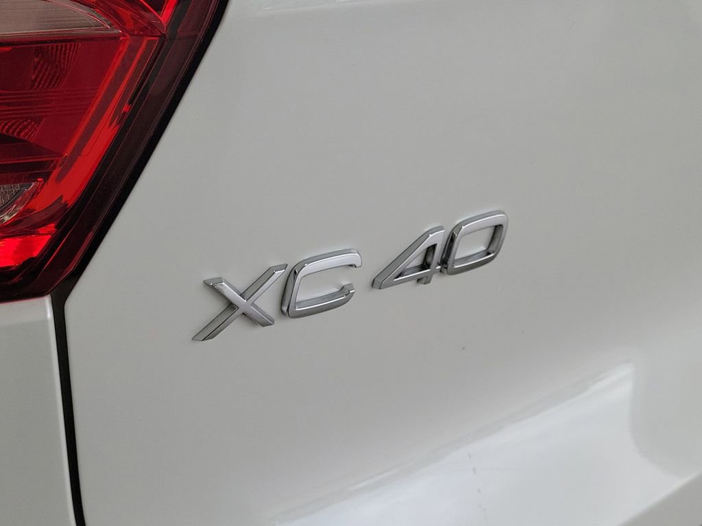 Used 2023 Volvo XC40 B5 Plus AWD/4WD image 9
