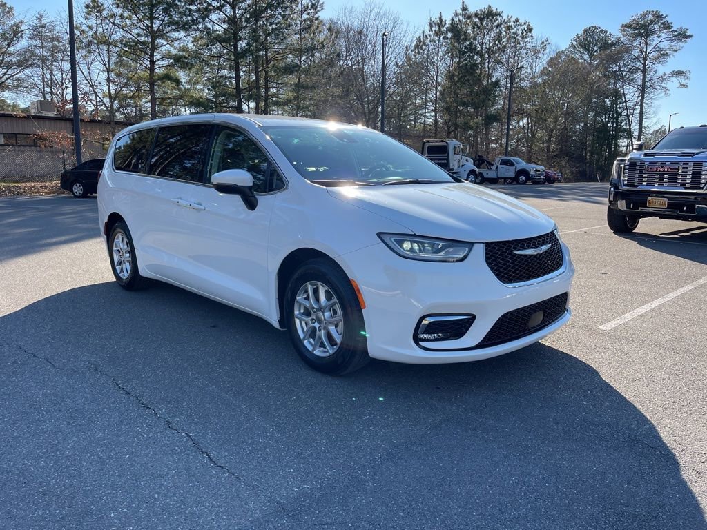 Used 2023 Chrysler Pacifica Touring-L image 4