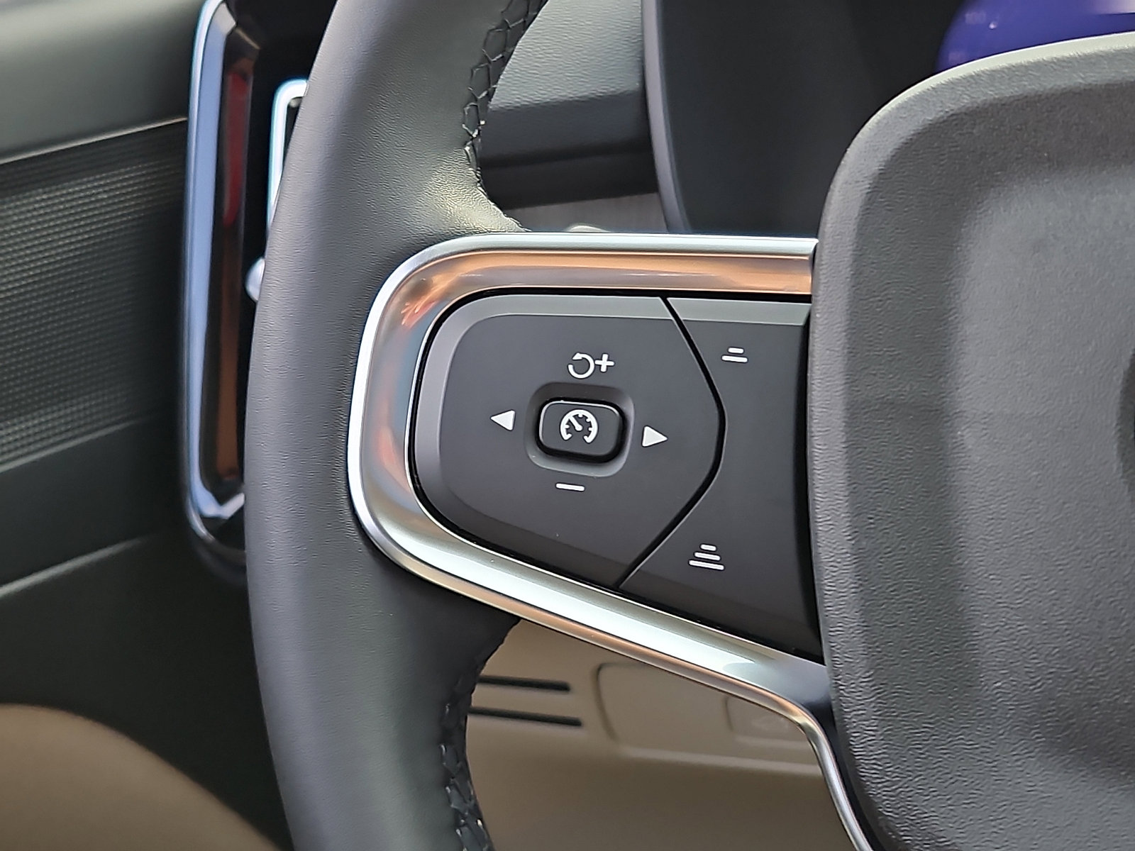 Certified 2023 Volvo XC40 B5 Plus w/ Driver Assist Package AWD/4WD image 22