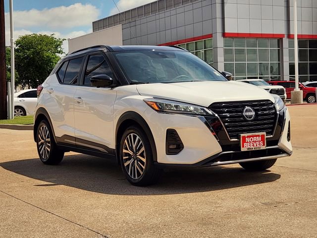 Used 2023 Nissan Kicks SR w/ SR Premium Package FWD image 2