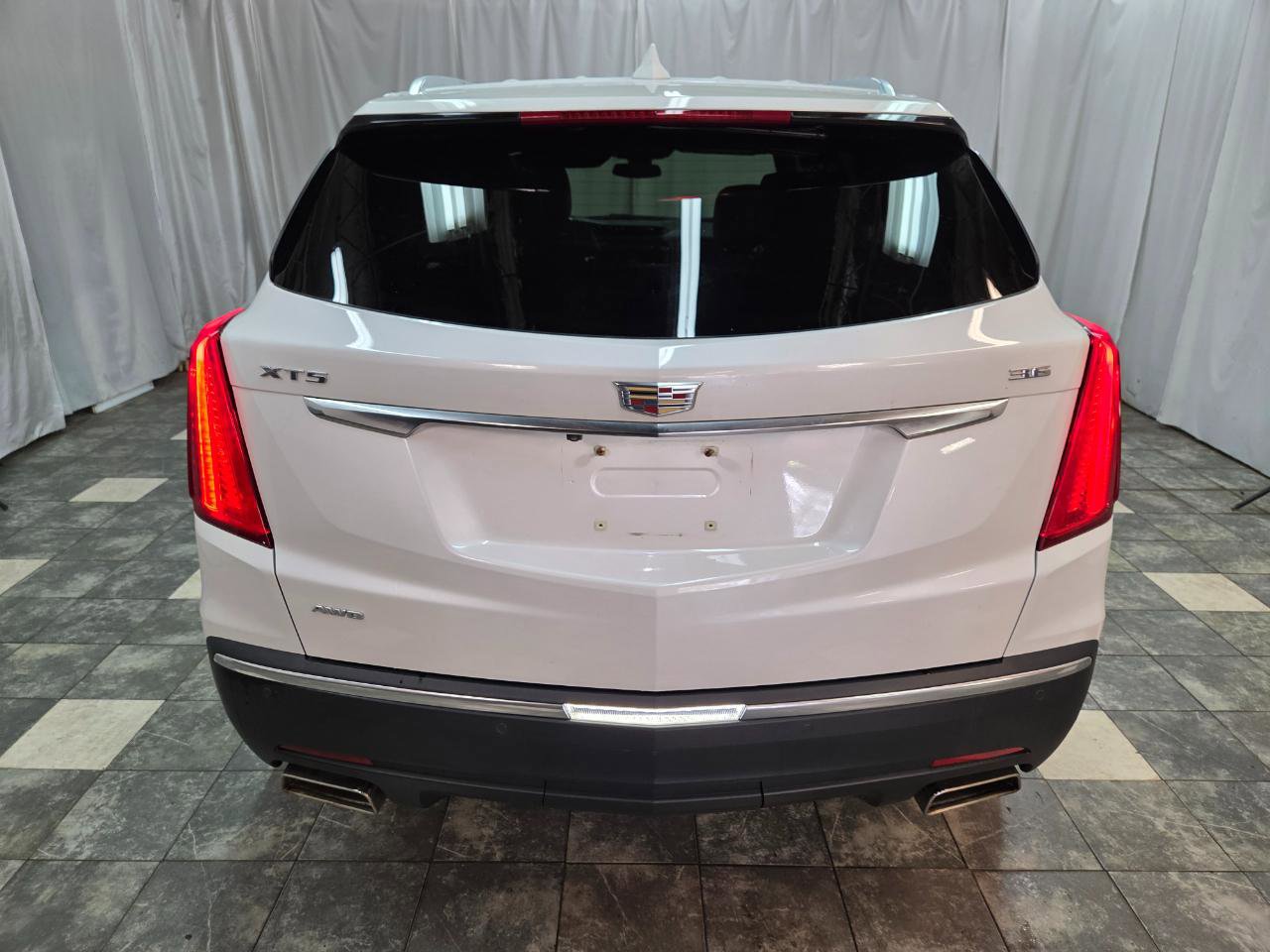 Used 2018 Cadillac XT5 Luxury w/ Driver Awareness Package AWD/4WD image 4