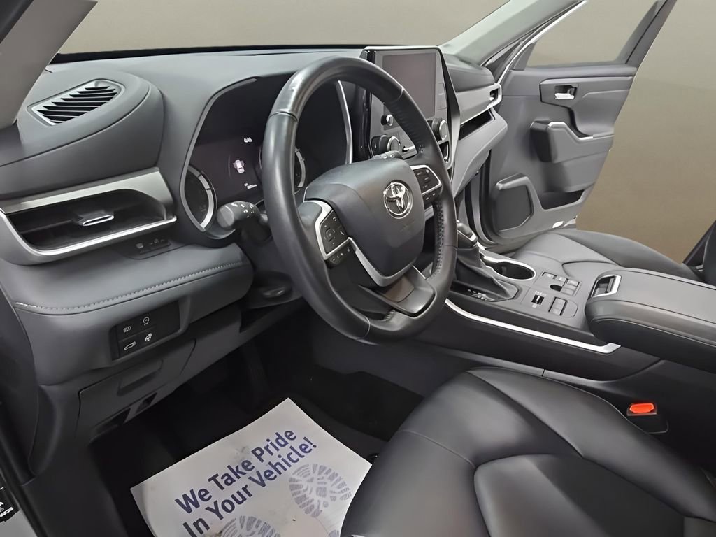 Used 2023 Toyota Highlander Limited image 12