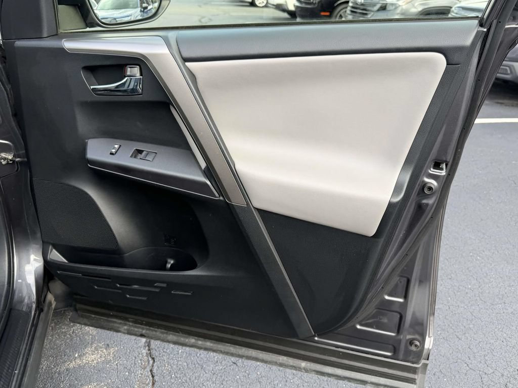 Used 2018 Toyota RAV4 XLE AWD/4WD image 10