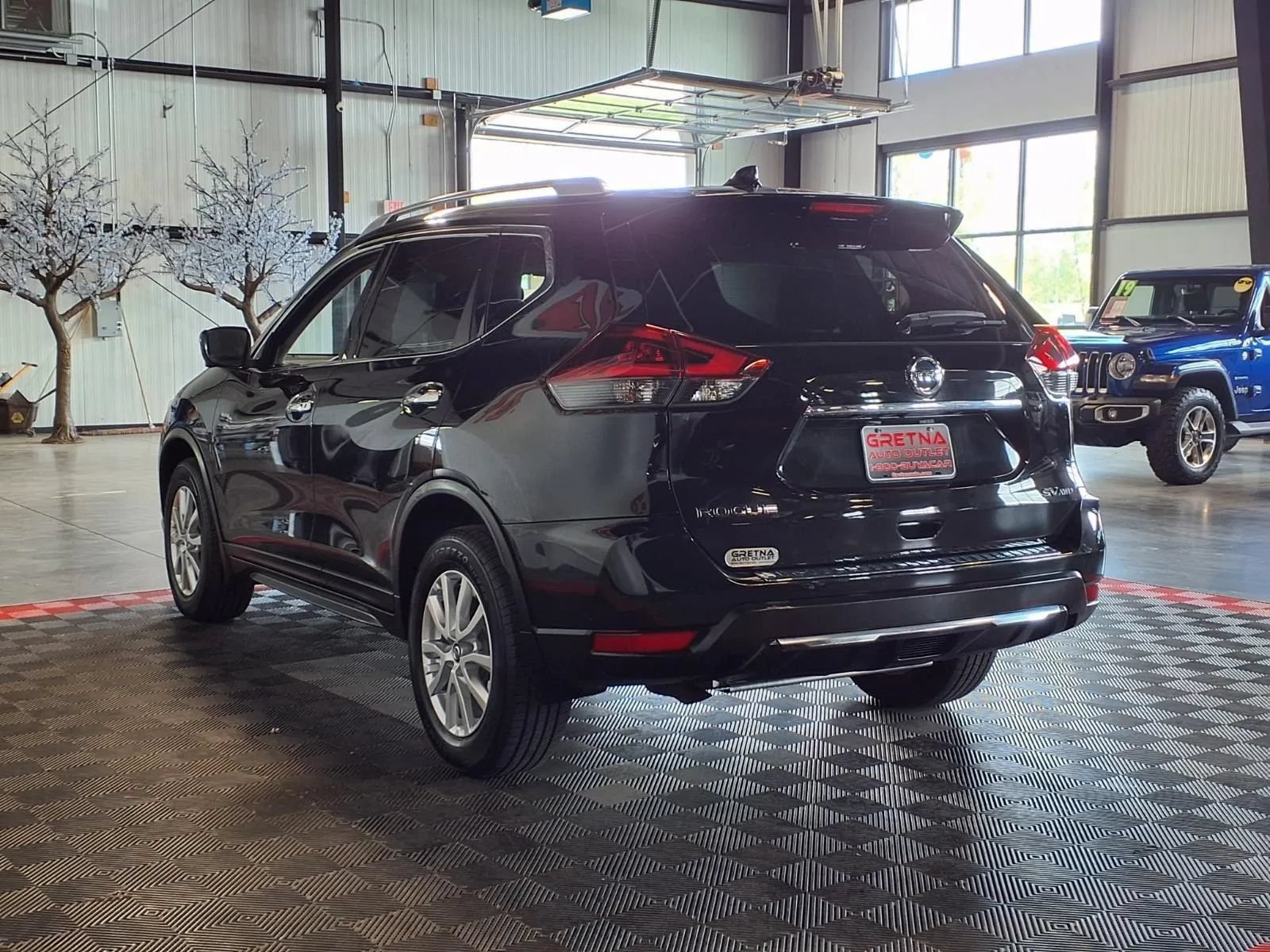 Used 2018 Nissan Rogue SV w/ Premium Package AWD/4WD image 4