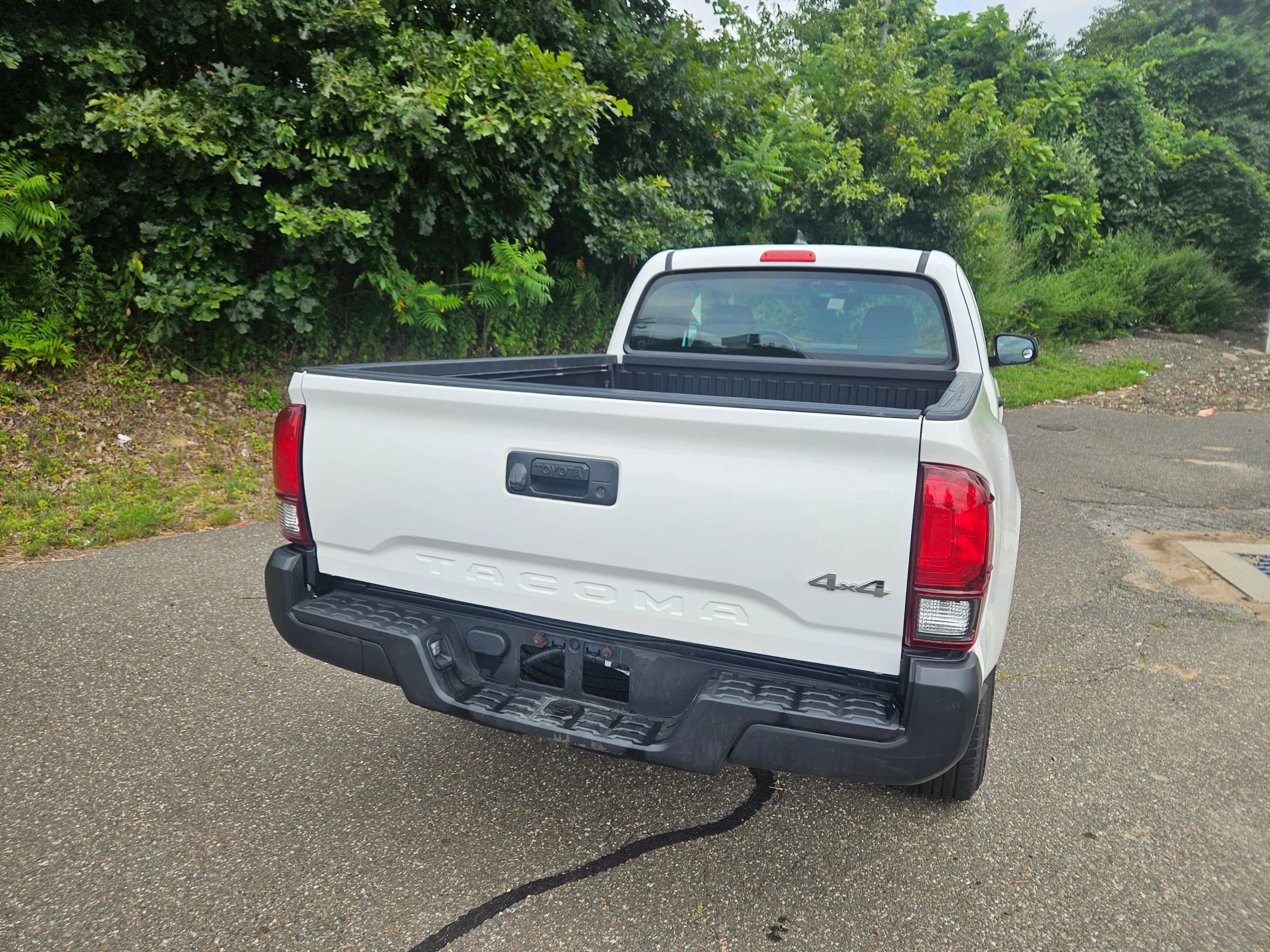 Used 2018 Toyota Tacoma SR image 4