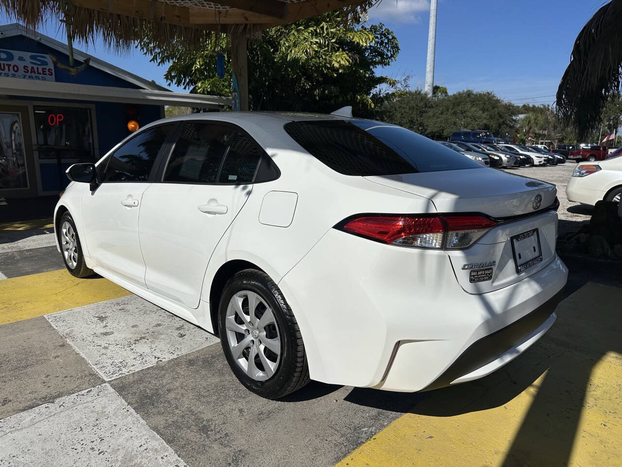 Used 2020 Toyota Corolla LE FWD image 7