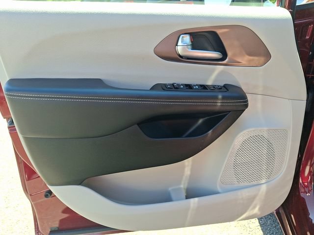 Used 2023 Chrysler Voyager LX FWD image 12