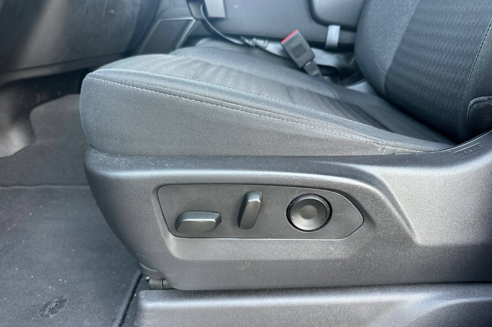 Used 2025 Chevrolet Silverado 1500 LT RWD image 13