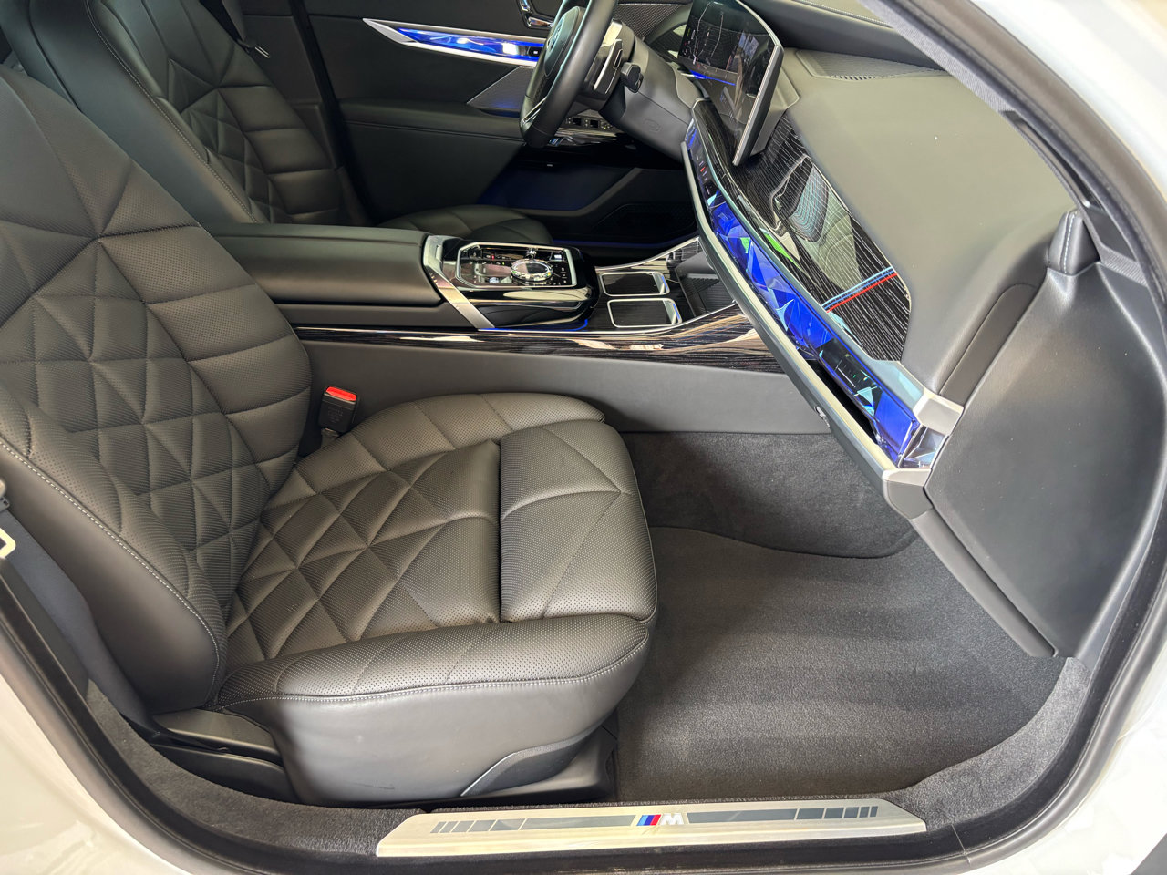 Used 2023 BMW 740i image 24