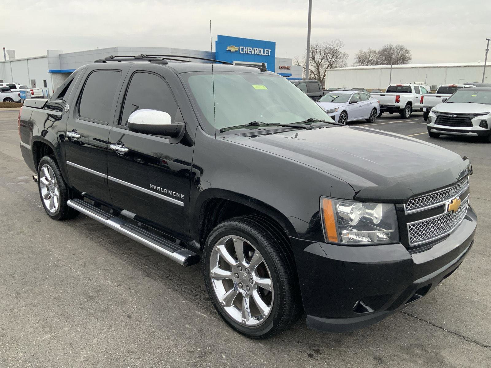 Used 2013 Chevrolet Avalanche LTZ image 2