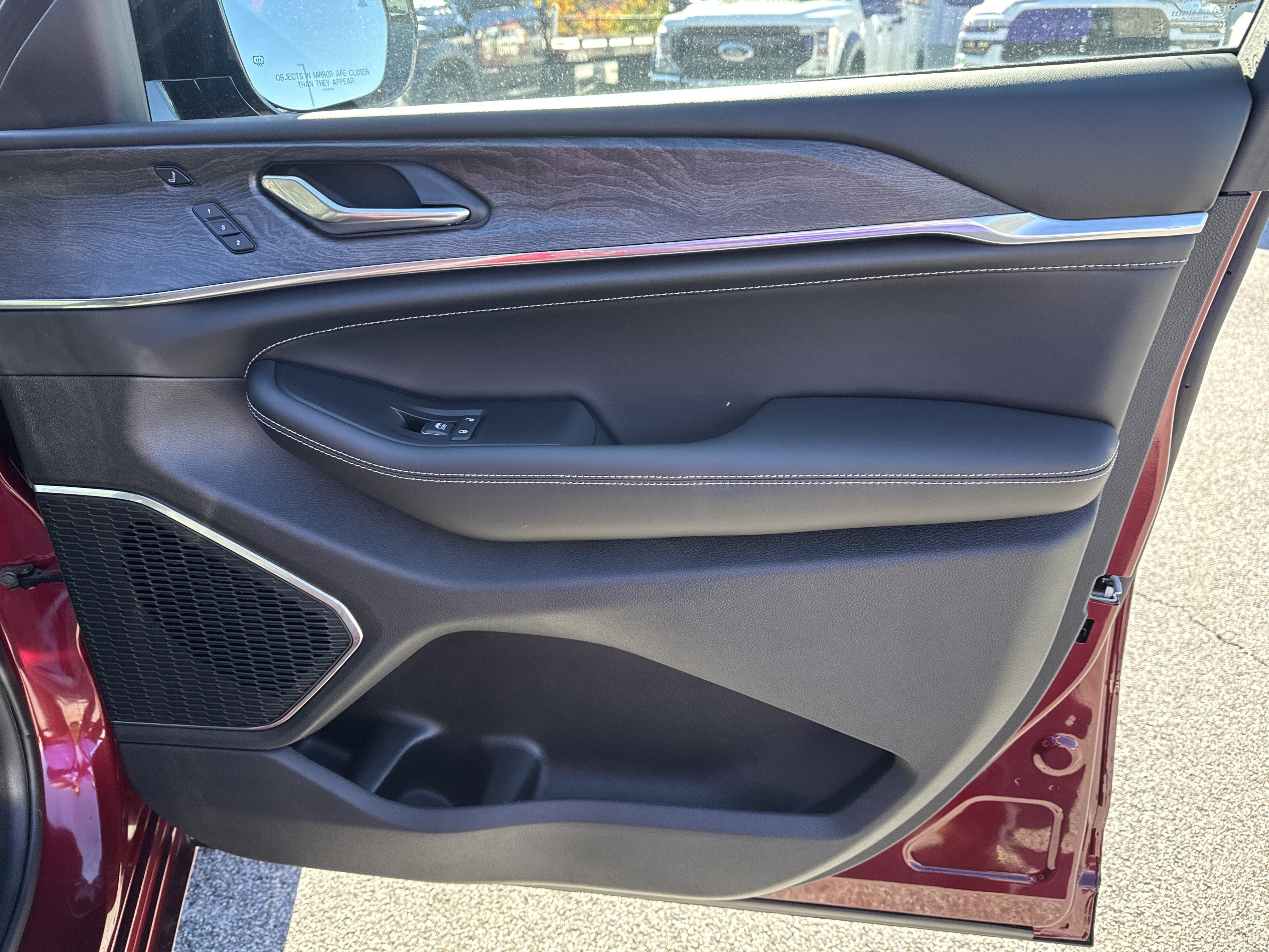 New 2025 Jeep Grand Cherokee Overland w/ Luxury Tech Group IV AWD/4WD image 19