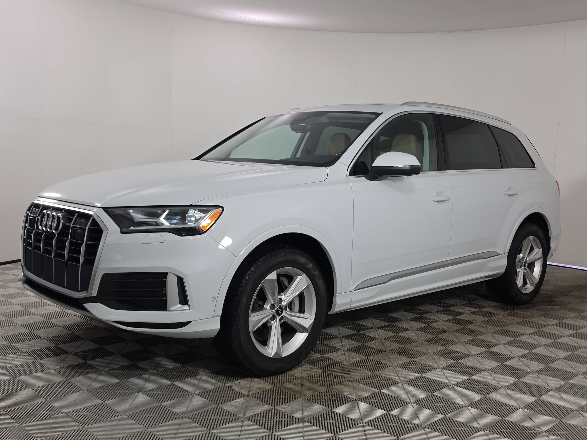 Used 2023 Audi Q7 2.0T Premium Plus w/ Premium Plus Package AWD/4WD image 3