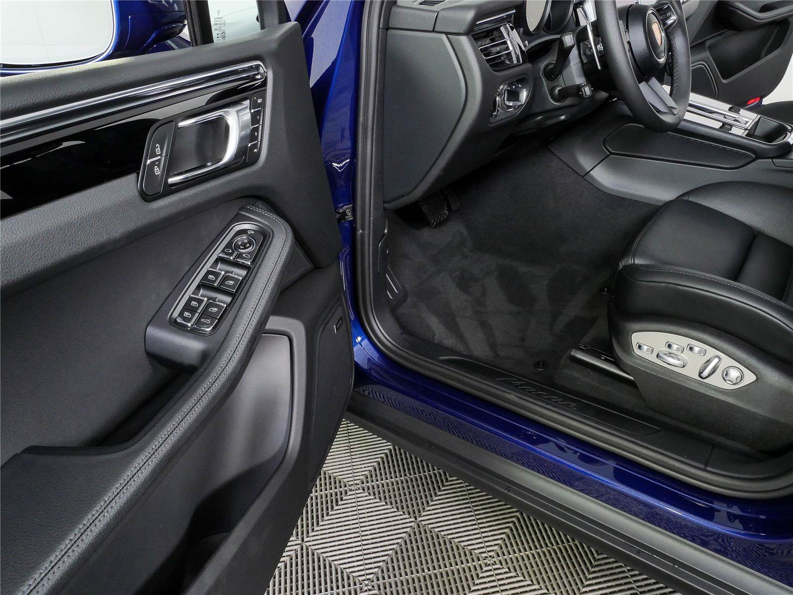 New 2026 Porsche Macan Turbo AWD/4WD image 8
