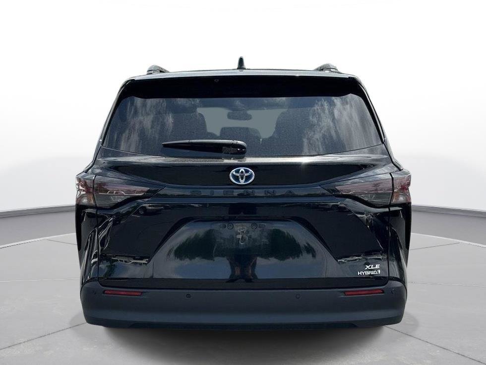 Certified 2024 Toyota Sienna XLE FWD image 7