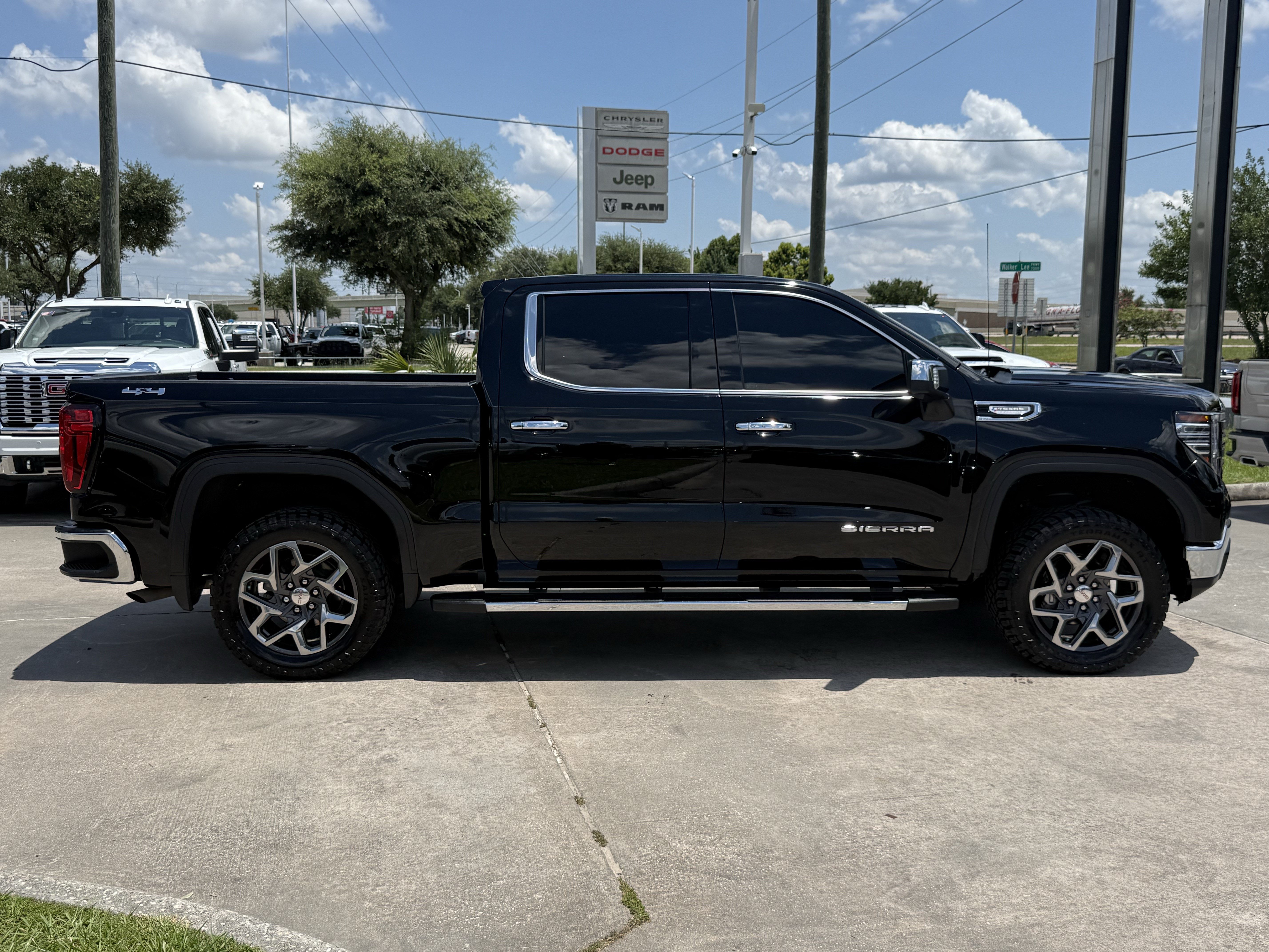 Used 2024 GMC Sierra 1500 SLT AWD/4WD image 3