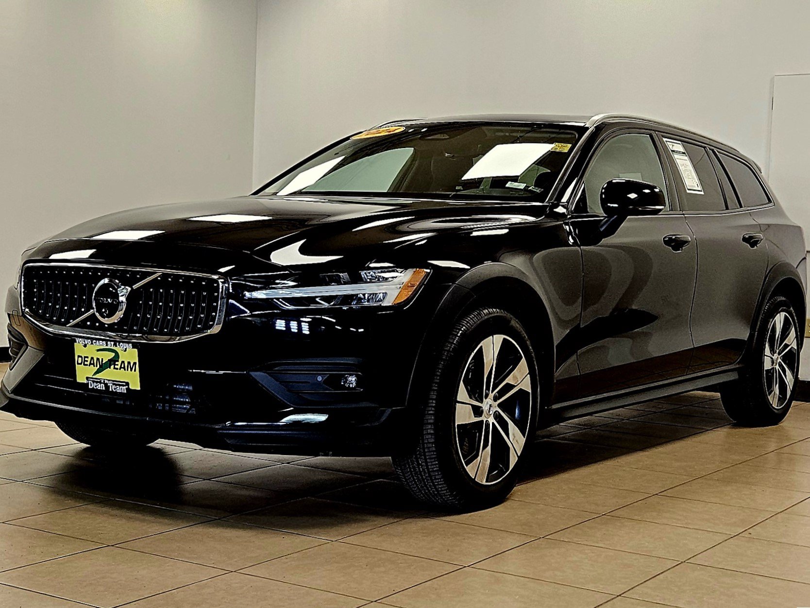 Used 2024 Volvo V60 B5 Cross Country Plus AWD/4WD image 2