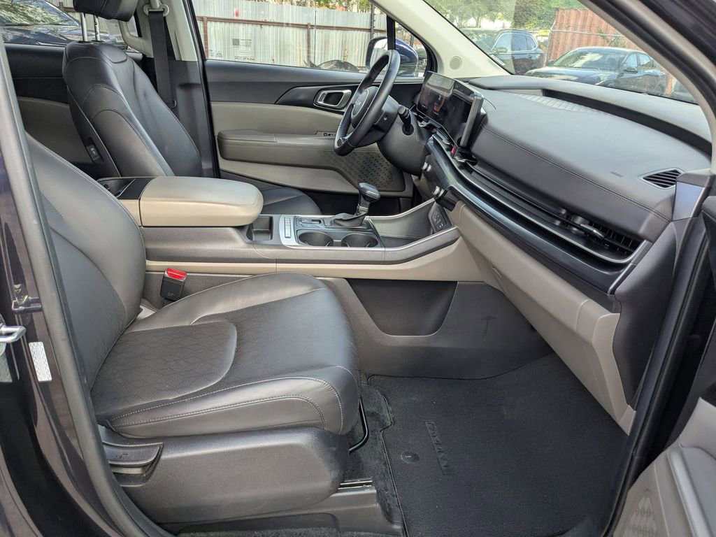 Used 2025 Kia Carnival image 28