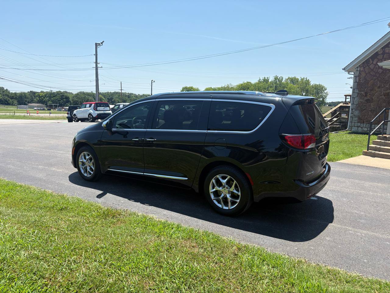 Used 2017 Chrysler Pacifica Limited w/ UConnect Theater Package FWD image 32