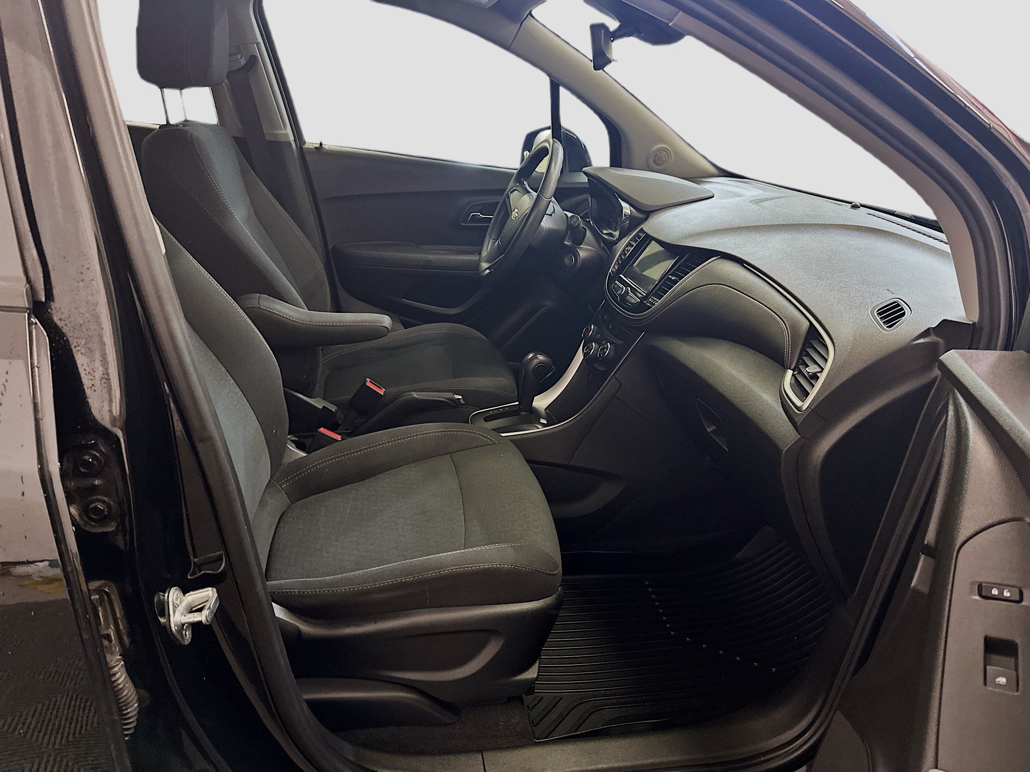 Used 2018 Chevrolet Trax LS AWD/4WD image 31