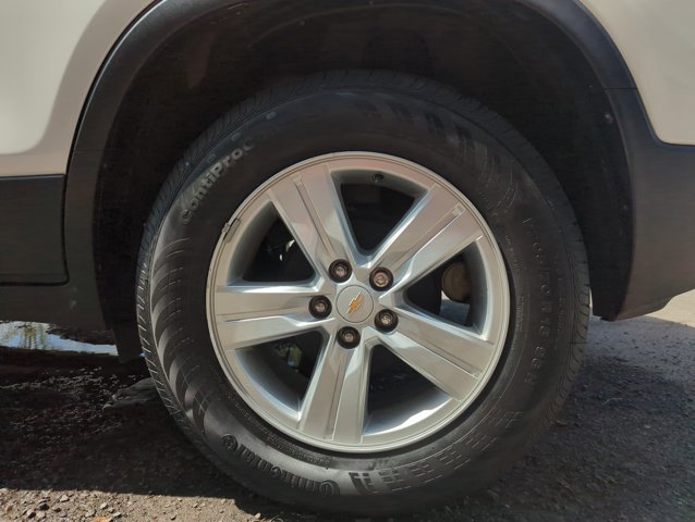 Used 2020 Chevrolet Trax LS w/ Tint and Cruise Package image 9