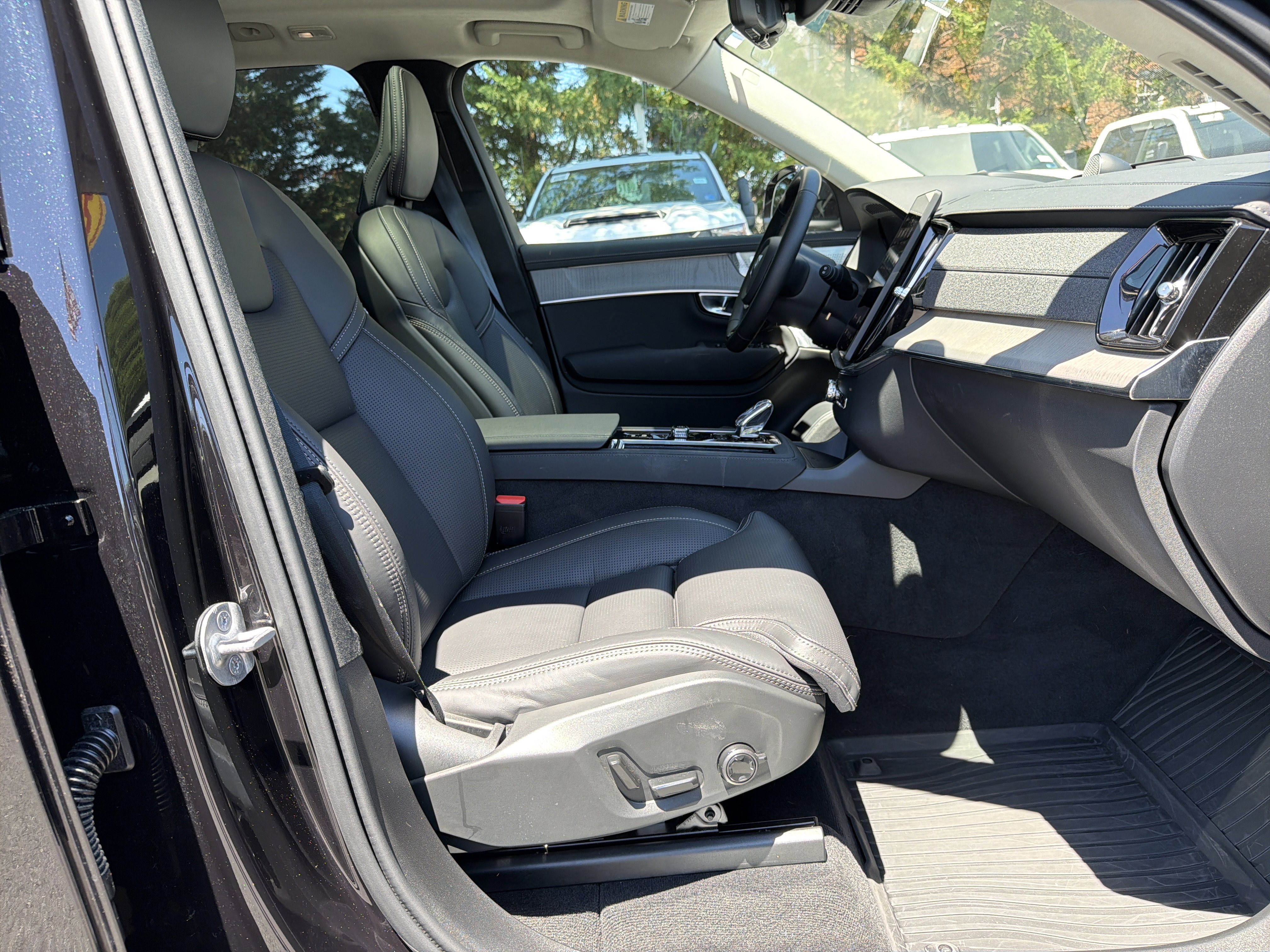 Used 2025 Volvo XC90 B6 Ultra w/ Lounge Package AWD/4WD image 35