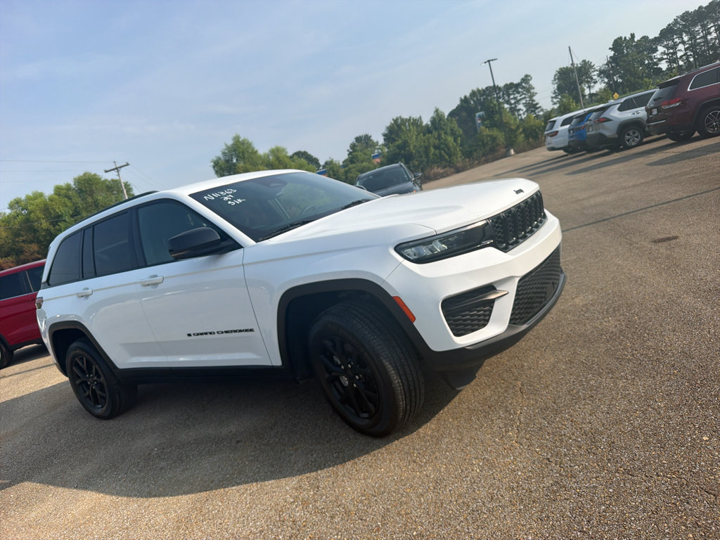 Used 2024 Jeep Grand Cherokee Altitude RWD image 3