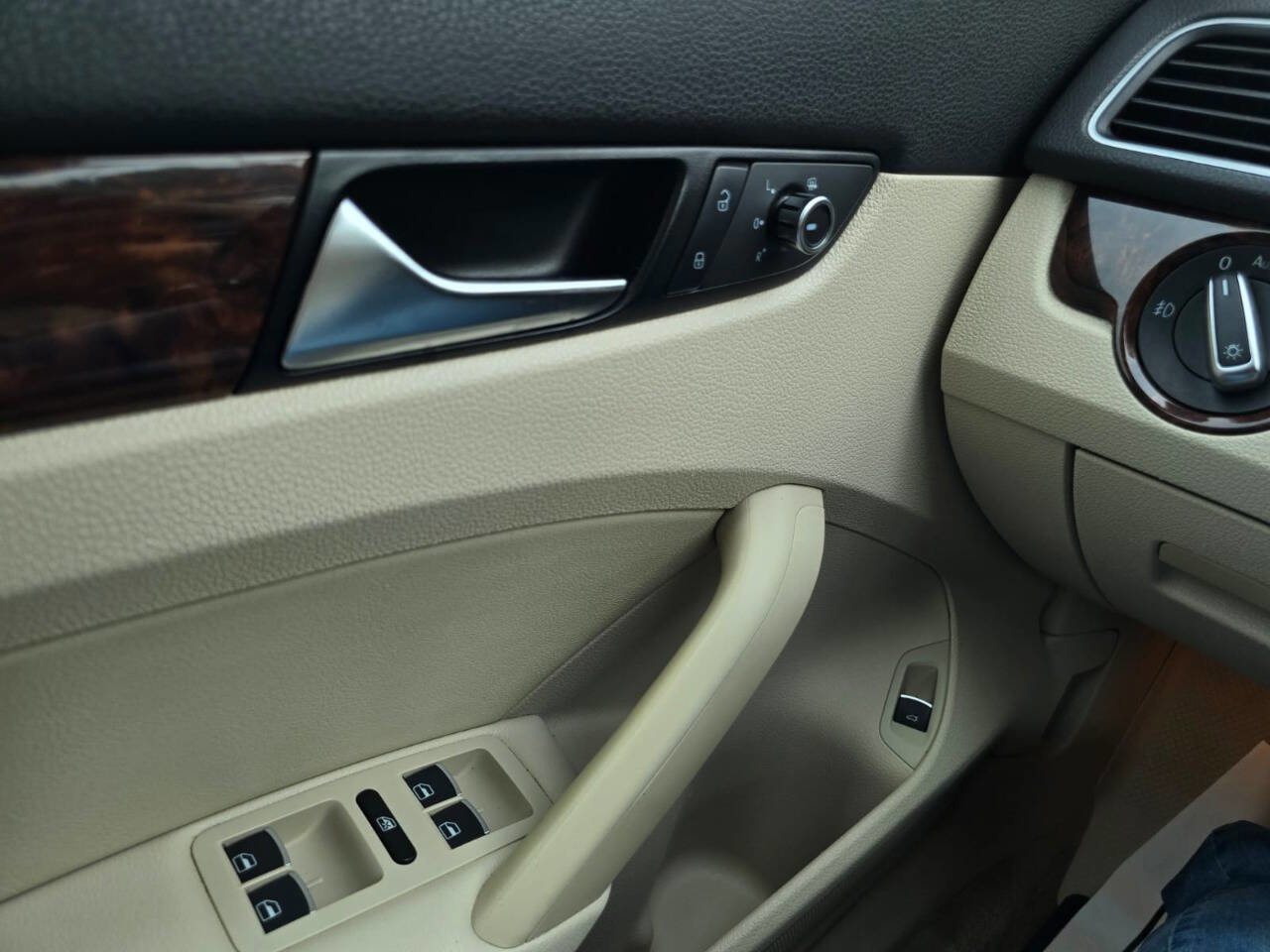 Used 2012 Volkswagen Passat 3.6 SEL Premium FWD image 32