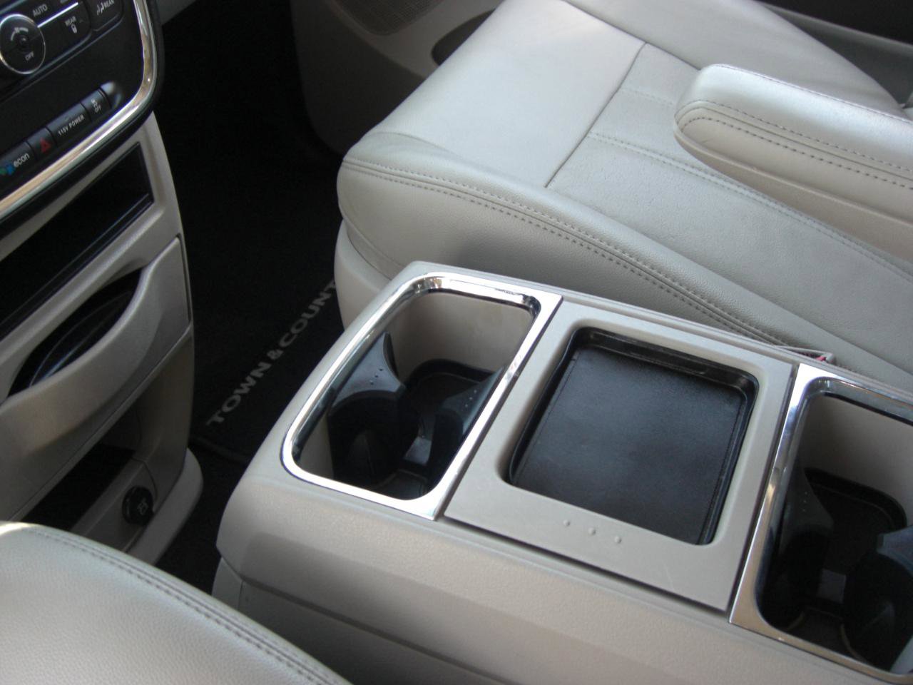 Used 2013 Chrysler Town & Country Touring FWD image 6