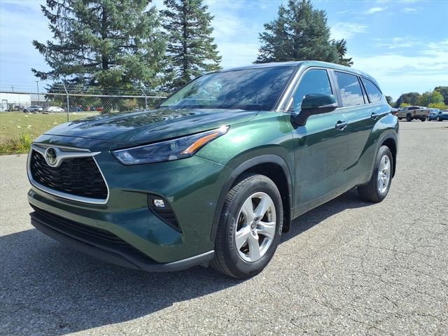 Used 2024 Toyota Highlander LE image 3