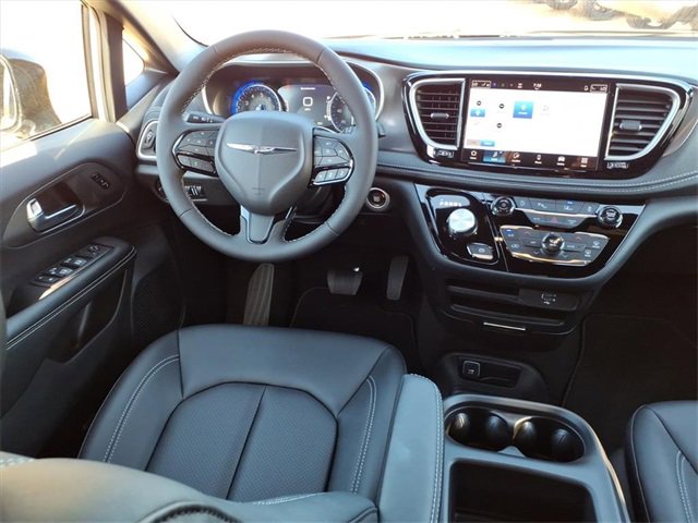 New 2026 Chrysler Pacifica Select image 4