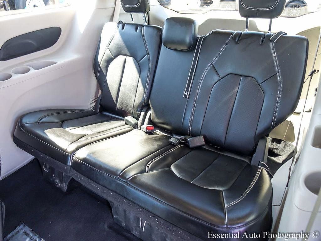 Used 2024 Chrysler Pacifica Touring-L image 12