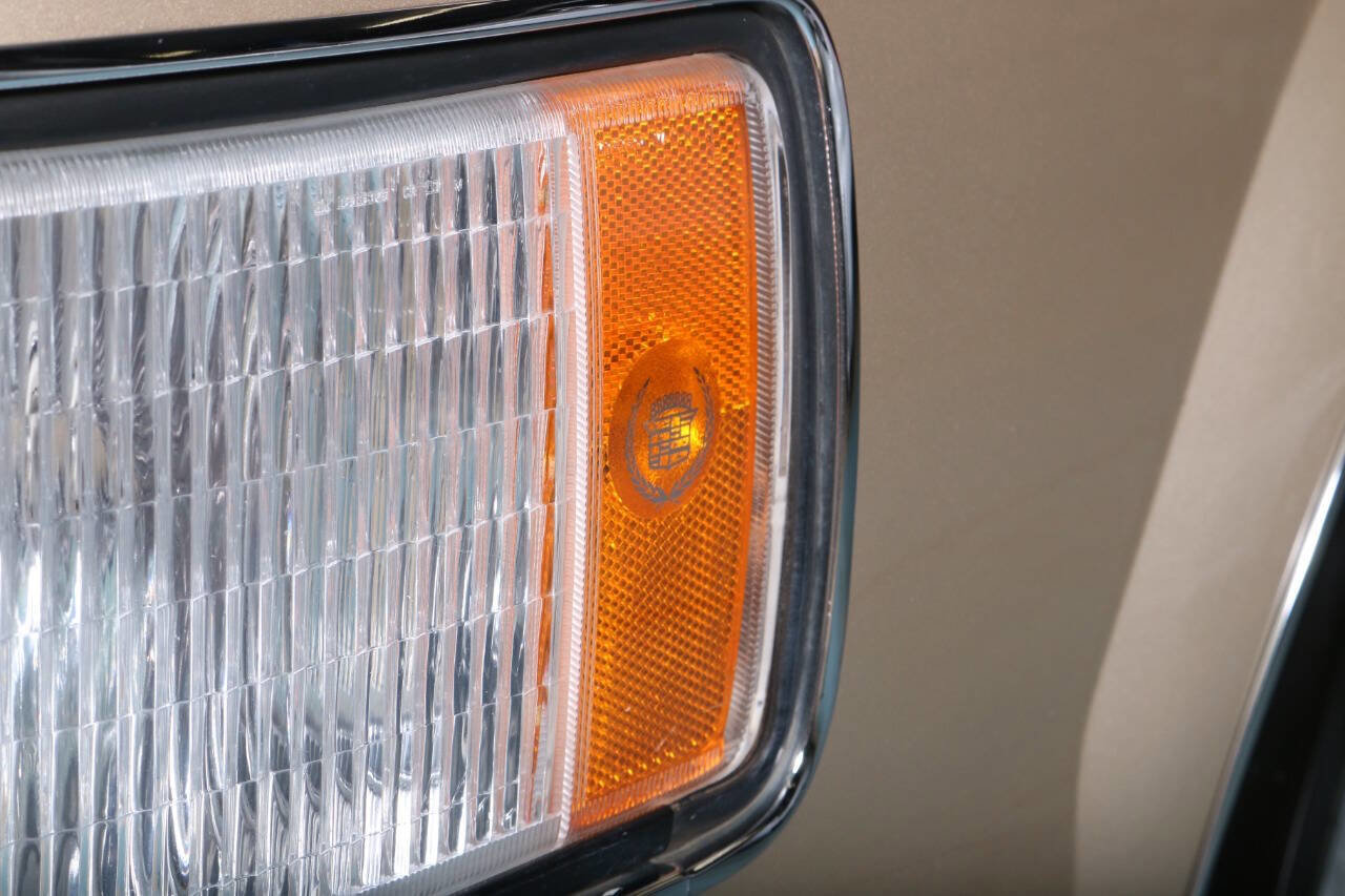 Used 1994 Cadillac Fleetwood Brougham RWD image 23